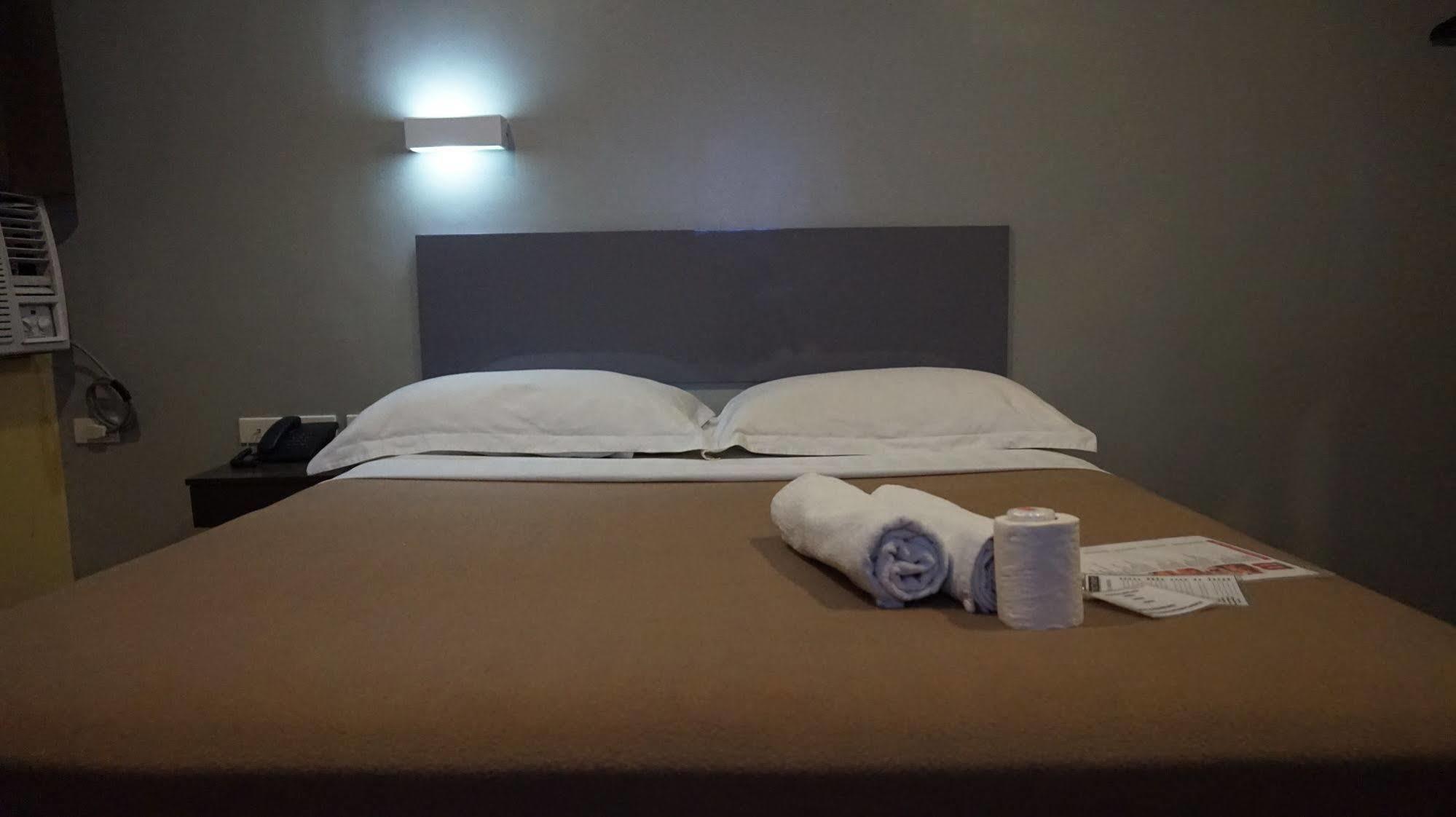 كويزون سيتي Oyo 637 Fox Hotel المظهر الخارجي الصورة