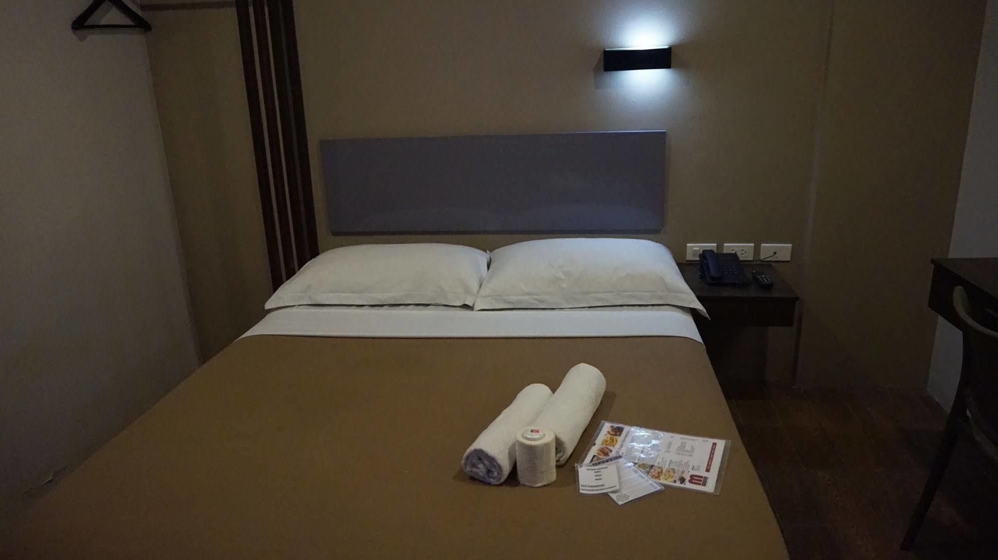كويزون سيتي Oyo 637 Fox Hotel المظهر الخارجي الصورة