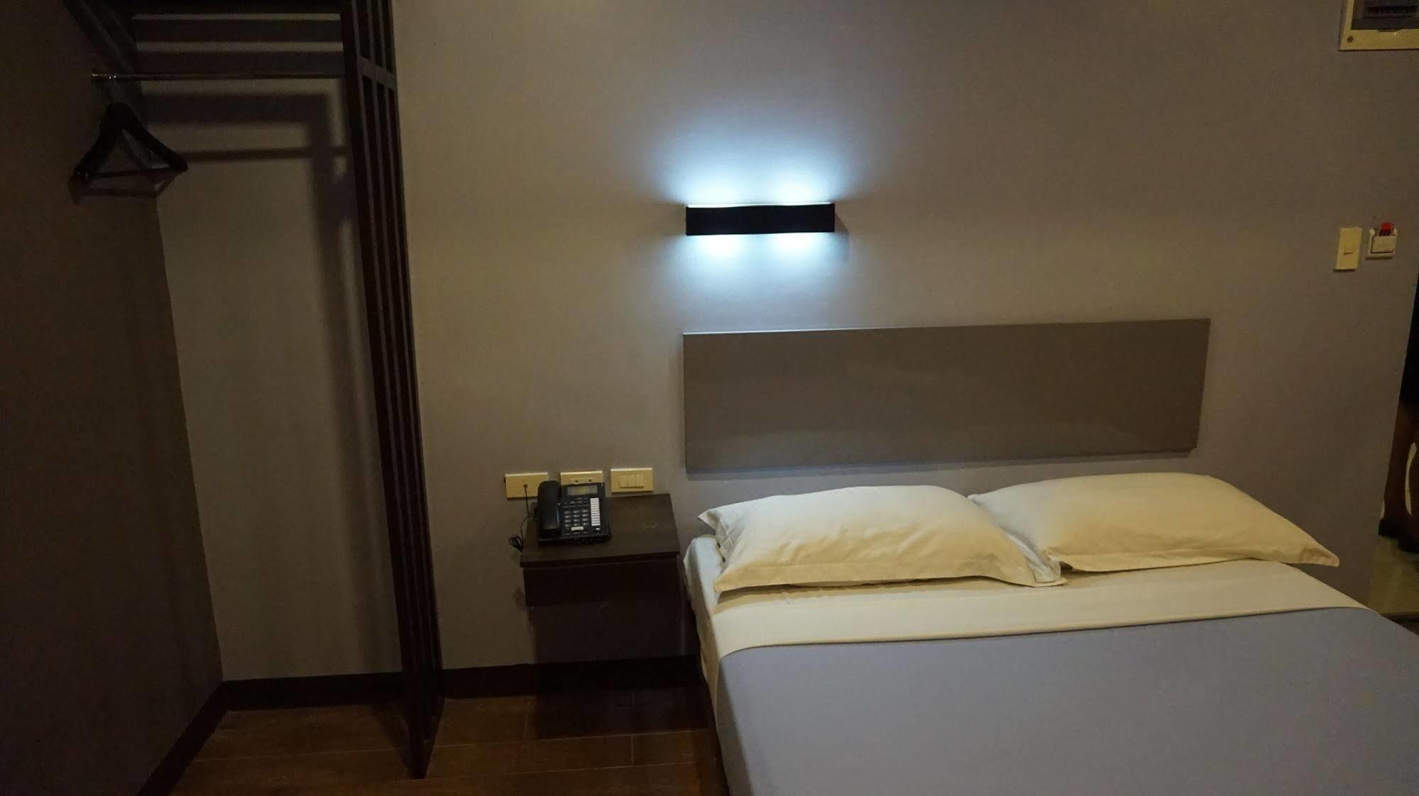 كويزون سيتي Oyo 637 Fox Hotel المظهر الخارجي الصورة
